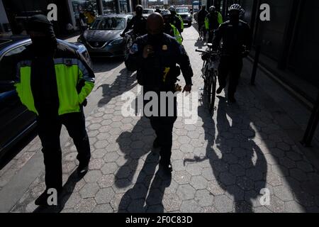 Metropolitan Police Officers blockieren Demonstranten mit Free Wilmer, einer Kampagne für die sofortige Freilassung eines honduranischen Migranten namens Wilmer, der seit zwei Jahren unter der Asylpolitik der Trump-Regierung inhaftiert ist, vom Marsch durch die Wharf-Immobilienentwicklung in Washington, DC, am Samstag, 6. März, 2021, inmitten der Coronavirus-Pandemie. Wilmer wurde ursprünglich 2019 festgenommen und die Demonstranten fordern nun die Biden-Regierung auf, in seinem Fall und anderen Migranten, die in ähnlicher Weise inhaftiert sind, Maßnahmen zu ergreifen. (Graeme Sloan/Sipa USA) Stockfoto