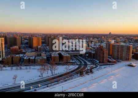 Luftaufnahme eines schneebedeckten Coney Island Beach während des Winters bei Sonnenaufgang in Brooklyn, New York. Stockfoto