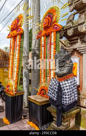 Balinesischer hinduistischer Webed Dekoration Lamak mit Ringelblumen für eine Tempelfeier dekoriert. Bali, Indonesien Stockfoto