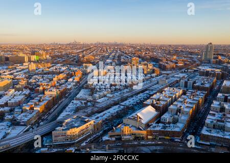 Luftaufnahme eines schneebedeckten Coney Island Beach während des Winters bei Sonnenaufgang in Brooklyn, New York. Stockfoto