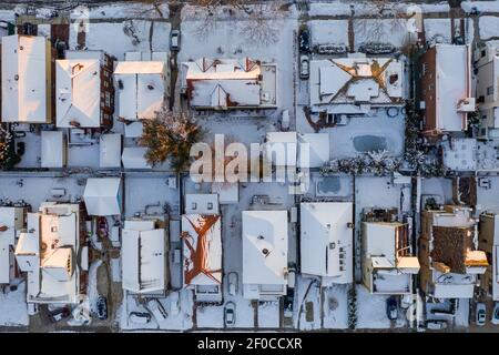 Luftaufnahme eines schneebedeckten Coney Island Beach während des Winters bei Sonnenaufgang in Brooklyn, New York. Stockfoto