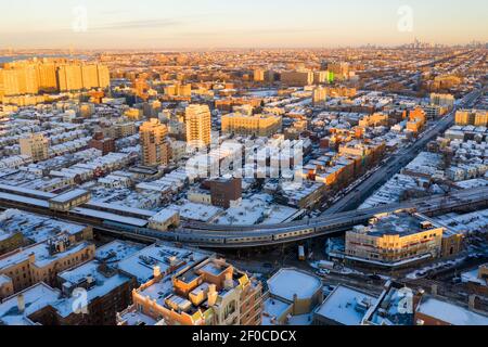 Luftaufnahme eines schneebedeckten Coney Island Beach während des Winters bei Sonnenaufgang in Brooklyn, New York. Stockfoto