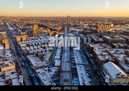 Luftaufnahme eines schneebedeckten Coney Island Beach während des Winters bei Sonnenaufgang in Brooklyn, New York. Stockfoto