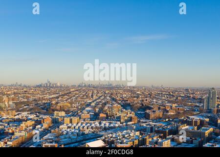 Luftaufnahme eines schneebedeckten Coney Island Beach während des Winters bei Sonnenaufgang in Brooklyn, New York. Stockfoto