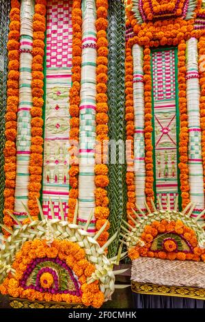 Balinesischer hinduistischer Webed Dekoration Lamak mit Ringelblumen für eine Tempelfeier dekoriert. Bali, Indonesien Stockfoto