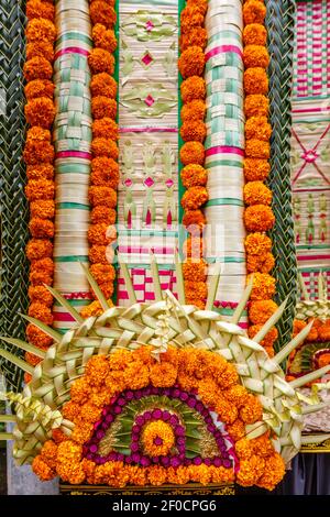 Balinesischer hinduistischer Webed Dekoration Lamak mit Ringelblumen für eine Tempelfeier dekoriert. Bali, Indonesien Stockfoto