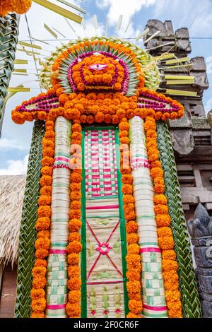 Balinesischer hinduistischer Webed Dekoration Lamak mit Ringelblumen für eine Tempelfeier dekoriert. Bali, Indonesien Stockfoto