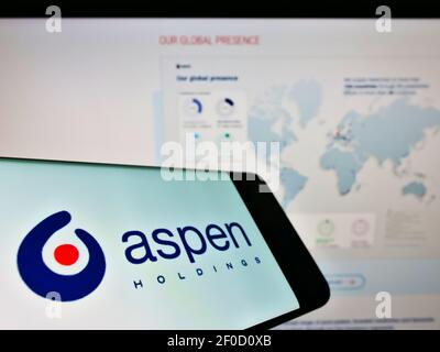 Smartphone mit Logo der südafrikanischen Firma Aspen Pharmacare Holdings Ltd. Auf dem Bildschirm vor der Webseite. Fokus auf Mitte rechts des Telefondisplays. Stockfoto