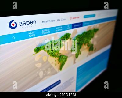 High-Angle-Ansicht der Business-Webseite mit Logo der südafrikanischen Firma Aspen Pharmacare Holdings Limited auf dem Monitor. Fokus oben links auf dem Bildschirm. Stockfoto