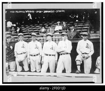 Spieler für die Philadelphia Athletics von links nach rechts- Billy Orr, Herb Pennock, Weldon Wyckoff, Joe Bush, Bob Shawkey, Amos Strunk, der vor einem Dugout steht Stockfoto