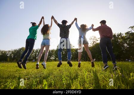Gesellschaft von Freunden, die Spaß im Sommerfrühling Park haben Stockfoto