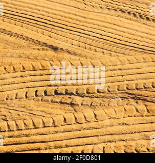 Oman Wüste Spur von einigen Autos im Sand und Richtungsstruktur Stockfoto