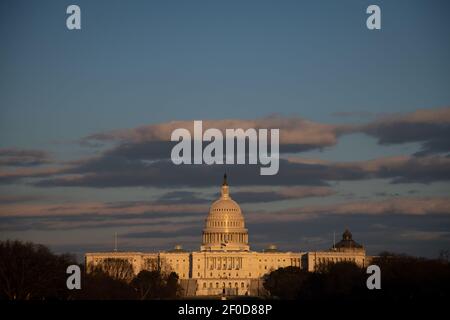 Washington, USA. März 2021, 06th. Das US-Kapitolgebäude bei Sonnenuntergang in Washington, DC, am Samstag, 6. März 2021, Inmitten der Coronavirus-Pandemie. Der Senat verabschiedete Präsident Bidens $1,9 Billionen COVID-Hilfsgesetz mit einigen Änderungen an der vorherigen Version des Repräsentantenhauses heute, nach mehreren späten Sitzungen und intensiven Verhandlungen in dieser Woche. (Graeme Sloan/Sipa USA) Quelle: SIPA USA/Alamy Live News Stockfoto