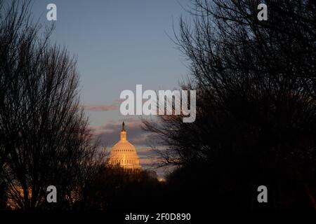 Washington, USA. März 2021, 06th. Das US-Kapitolgebäude bei Sonnenuntergang in Washington, DC, am Samstag, 6. März 2021, Inmitten der Coronavirus-Pandemie. Der Senat verabschiedete Präsident Bidens $1,9 Billionen COVID-Hilfsgesetz mit einigen Änderungen an der vorherigen Version des Repräsentantenhauses heute, nach mehreren späten Sitzungen und intensiven Verhandlungen in dieser Woche. (Graeme Sloan/Sipa USA) Quelle: SIPA USA/Alamy Live News Stockfoto