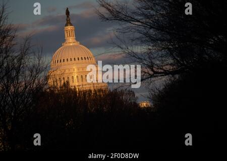 Washington, USA. März 2021, 06th. Das US-Kapitolgebäude bei Sonnenuntergang in Washington, DC, am Samstag, 6. März 2021, Inmitten der Coronavirus-Pandemie. Der Senat verabschiedete Präsident Bidens $1,9 Billionen COVID-Hilfsgesetz mit einigen Änderungen an der vorherigen Version des Repräsentantenhauses heute, nach mehreren späten Sitzungen und intensiven Verhandlungen in dieser Woche. (Graeme Sloan/Sipa USA) Quelle: SIPA USA/Alamy Live News Stockfoto