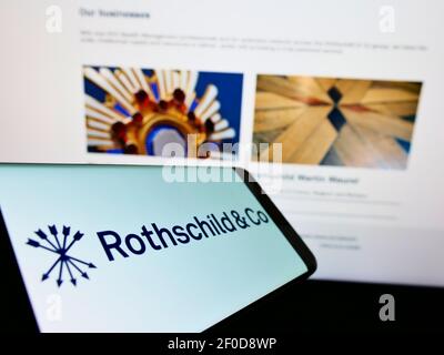 Mobiltelefon mit Logo des französischen Finanzdienstleisters Rothschild und Co. SCA auf dem Bildschirm vor der Website. Fokus auf der Mitte des Telefondisplays. Stockfoto