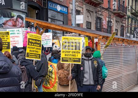 NEW YORK, NY – 6. MÄRZ: Teamsters-Mitglieder halten ein Schild, das während eines Protestes von Liox Cleaners vor einem Standort auf der Lower East Side am 6. März 2021 in New York City gesehen wurde.die Liox Cleaners-Kette steht einer Reihe von Oppositionsangehörigen nach dem angeblichen "Gewerkschaftsbuss" gegenüber. Laut der verteilten Literatur, "am 19. Februar, die Liox-Wäscherei-Kette entlassen die eingewanderten Arbeiterinnen der Wash Supply Waschsalon. Kredit: Ron Adar/Alamy Live Nachrichten Stockfoto