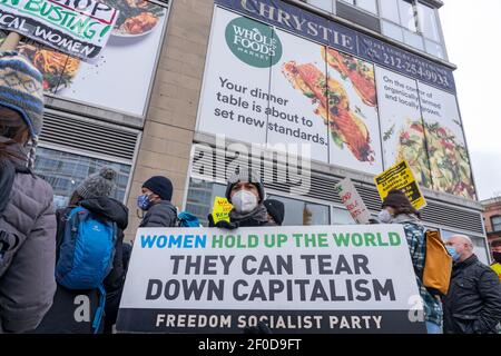 NEW YORK, NY – 6. MÄRZ: Protestant des Laundry Workers Center hält ein Schild mit der Aufschrift "Frauen halten die Welt hoch, sie können den Kapitalismus niederreißen" vor dem Whole Foods Market auf Huston zur Unterstützung der Alabama Amazon Union während eines Protestes von Liox Cleaners am 6. März, 2021 in New York City steht die Liox Cleaners-Kette im Gefolge des angeblichen "Gewerkschaftsbundes" vor einer Menge Opposition. Laut der verteilten Literatur, "am 19. Februar, die Liox-Wäscherei-Kette entlassen die eingewanderten Arbeiterinnen der Wash Supply Waschsalon. Kredit: Ron Adar/Alamy Live Nachrichten Stockfoto