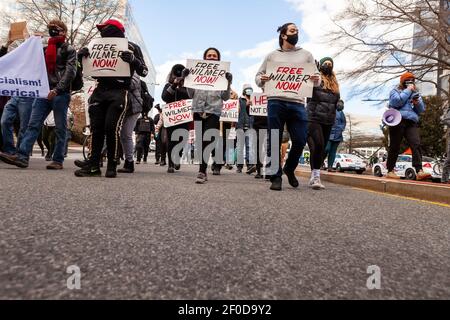 Washington, DC, USA, 6. März 2021. Im Bild: Protestierende am Freien Wilmer Jetzt beginnen märz, ihren Weg zum DHS und ICE-Hauptquartier zu machen. Wilmer ist ein Asylsuchender, der seit 2 Jahren in Eishaft ist, und Demonstranten fordern seine Freilassung. Kredit: Allison C Bailey/Alamy Live Nachrichten Stockfoto