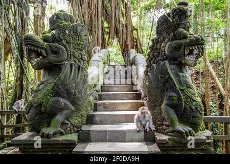 Moosige Statuen im Mandala Suci Wenara Wana oder Monkey Forest Ubud, Bali, Indonesien Stockfoto