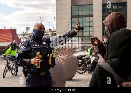 Washington, DC, USA, 6. März 2021. Im Bild: Metropolitan (DC) Polizeibeamter G. Jackson hebt seine Hand gegen ein Mitglied der Presse, das ihn während des Free Wilmer Now marsch an der Wharf filmt. Wilmer ist ein Asylsuchender, der seit 2 Jahren in Eishaft ist, und Demonstranten fordern seine Freilassung. Kredit: Allison C Bailey/Alamy Live Nachrichten Stockfoto