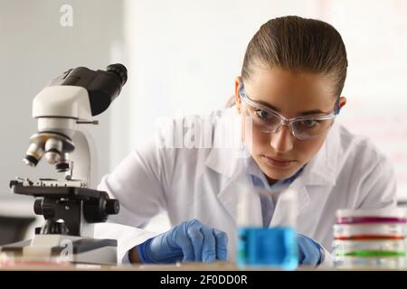 Chemikerin führt wissenschaftliche Experimente im Labor durch Stockfoto