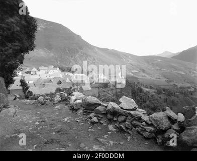 Poble de Bagergue des del Camí del Port a la vall d'Aran (restauriert). Stockfoto