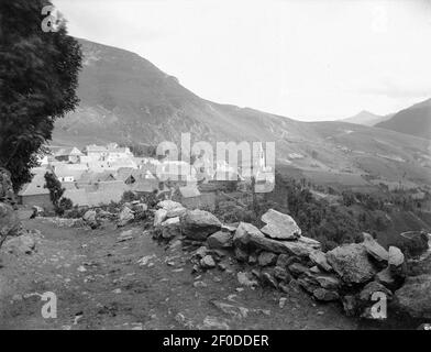 Poble de Bagergue des del Camí del Port a la vall d'Aran. Stockfoto