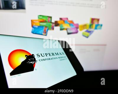 Handy mit Logo der malaysischen Handschuhe Hersteller Supermax Corporation Berhad auf dem Bildschirm vor der Webseite. Konzentrieren Sie sich auf die Mitte links des Telefondisplays. Stockfoto