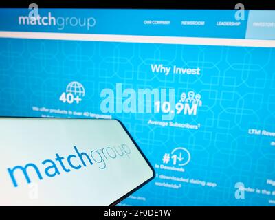 Handy mit Logo der amerikanischen Online-Dating-Firma Match Group Inc. Auf dem Bildschirm vor der Business-Webseite. Fokus auf der Mitte des Telefondisplays. Stockfoto