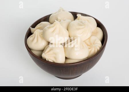 Khinkali gekocht auf einer Keramikplatte Stockfoto