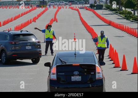 Inglewood, Kalifornien, USA. März 2021, 07th. Die Fahrer werden am Samstag, den 6. März 2021, zum Impfgebiet COVID-19 Moderna im Forum in Inglewood, Kalifornien, geleitet. Da mehr Kalifornier geimpft werden, wird der Staat es den Grafschaften leichter machen, wieder zu öffnen, verkündeten Newsom-Verwaltungsbeamte diese Woche. Sobald 2 Millionen Coronavirus-Impfstoffe an Menschen in den am stärksten benachteiligten Postleitzahlen des Staates verabreicht wurden, wird das kalifornische Gesundheitsministerium die Schwelle für die Landkreise senken, von der restriktivsten violetten in die weniger restriktive rote Stufe zu wechseln. Foto Stockfoto