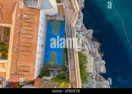 Luftaufnahme Drohne von Basketballplatz in Dubrovnik Stadt Wand an Klippe in Kroatien Sommermorgen Stockfoto