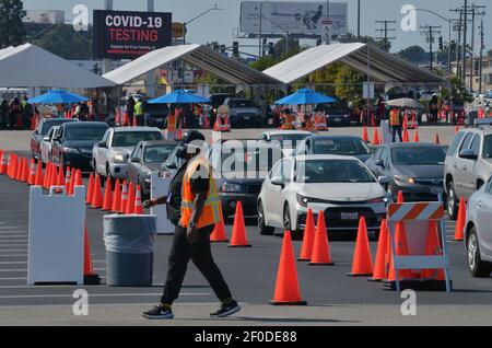 Inglewood, Kalifornien, USA. März 2021, 07th. Die Fahrer bleiben während der Überwachung in ihren Fahrzeugen, um sicherzustellen, dass sie keine negativen Reaktionen auf den COVID-19-Moderna-Impfstoff erleiden, den sie am Samstag, 6. März 2021, auf dem Forum in Inglewood, Kalifornien, erhalten haben. Da mehr Kalifornier geimpft werden, wird der Staat es den Grafschaften leichter machen, wieder zu öffnen, verkündeten Newsom-Verwaltungsbeamte diese Woche. Sobald 2 Millionen Coronavirus-Impfstoffe an Menschen in den am stärksten benachteiligten Postleitzahlen des Staates gegeben wurden, wird das kalifornische Gesundheitsministerium die Schwelle für Landkreise senken, um von Th zu wechseln Stockfoto