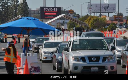 Inglewood, Kalifornien, USA. März 2021, 07th. Die Fahrer bleiben während der Überwachung in ihren Fahrzeugen, um sicherzustellen, dass sie keine negativen Reaktionen auf den COVID-19-Moderna-Impfstoff erleiden, den sie am Samstag, 6. März 2021, auf dem Forum in Inglewood, Kalifornien, erhalten haben. Da mehr Kalifornier geimpft werden, wird der Staat es den Grafschaften leichter machen, wieder zu öffnen, verkündeten Newsom-Verwaltungsbeamte diese Woche. Sobald 2 Millionen Coronavirus-Impfstoffe an Menschen in den am stärksten benachteiligten Postleitzahlen des Staates gegeben wurden, wird das kalifornische Gesundheitsministerium die Schwelle für Landkreise senken, um von Th zu wechseln Stockfoto