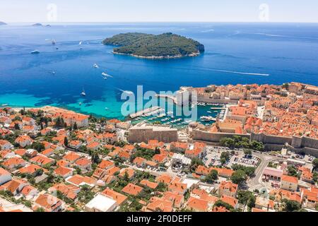 Luftdrohnenaufnahme von Otok Lokrum in der Nähe der Adria Dubrovnik Altstadt in Kroatien Sommermittags Stockfoto