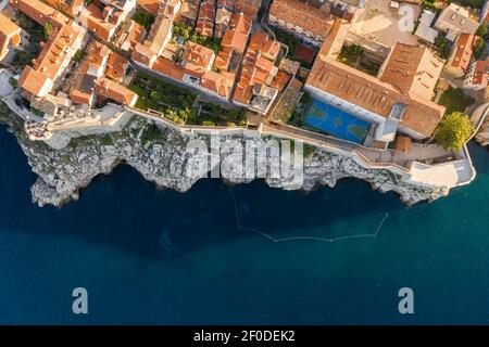 Luftaufnahme von der Stadtmauer von Dubrovnik durch die Klippe Und Basketballplatz in Kroatien Sommermorgen Stockfoto