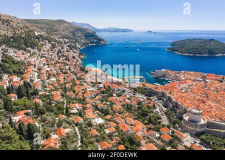 Luftdrohnenaufnahme von Otok Lokrum in der Nähe der Adria Dubrovnik Altstadt in Kroatien Sommermittags Stockfoto