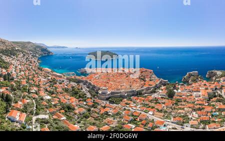 Luftdrohnenaufnahme von Otok Lokrum in der Nähe der Adria Dubrovnik Altstadt in Kroatien Sommermittags Stockfoto