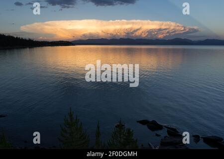 Sturm Wolken Brauen über Yellowstone Lake Absaroka Berge Stockfoto