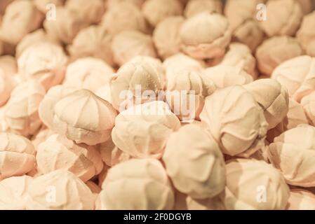 Leckere rosa Marshmallows sind auf dem Schaufenster Stockfoto