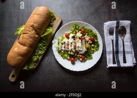 Salat mit Brot und Hühnchen-Kichererbsen Stockfoto