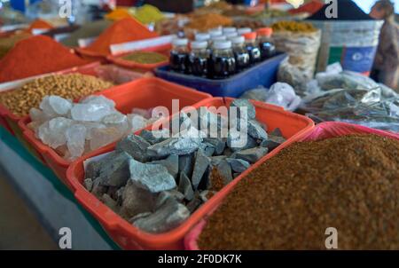 Verschiedene Gewürze auf der Theke des orientalischen Basars Stockfoto