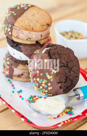 Eis-Sandwich mit Streuseln Stockfoto