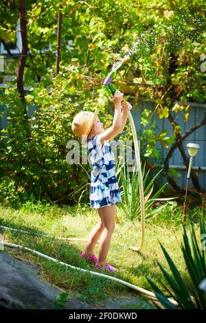 Glückliches Mädchen Bewässerung Garten Stockfoto