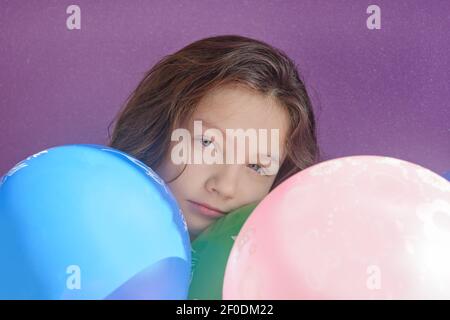 Porteret Mädchen 11 Jahre alt mit Luftballons. Sympathisches Gesicht der jungen Dame Nahaufnahme. Stockfoto