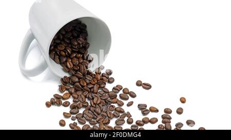 Geröstete Kaffeebohnen fallen aus einer isolierten liegenden Kaffeetasse Auf weißem Hintergrund Stockfoto