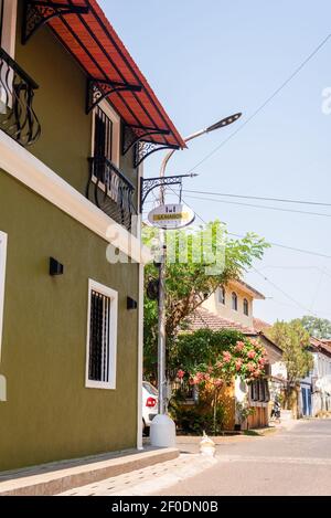 Panaji, Goa, Indien, Feb 13 2021: Vintage-Gebäude und bunte portugiesische Häuser in Fontainhas in Panaji, Goa. Reiseziele in Goa im Urlaub Stockfoto