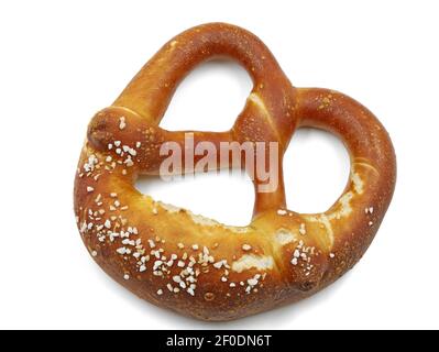 Frisch gebackene Brezel isoliert auf weißem Hintergrund, Draufsicht Stockfoto