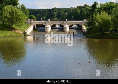 Moskau, Russland - Juni 08. 2016. der alte Damm im Nachlass von Zarizyno Museum Stockfoto